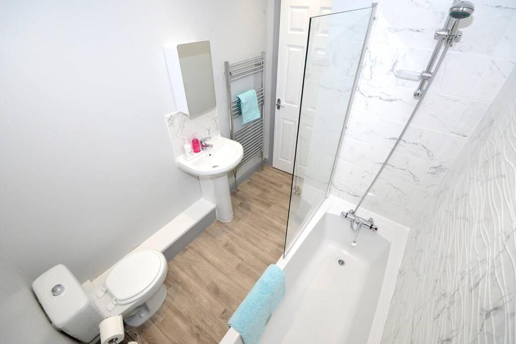 Renovated House Near Darlington Train Station. Villa Bagian luar foto